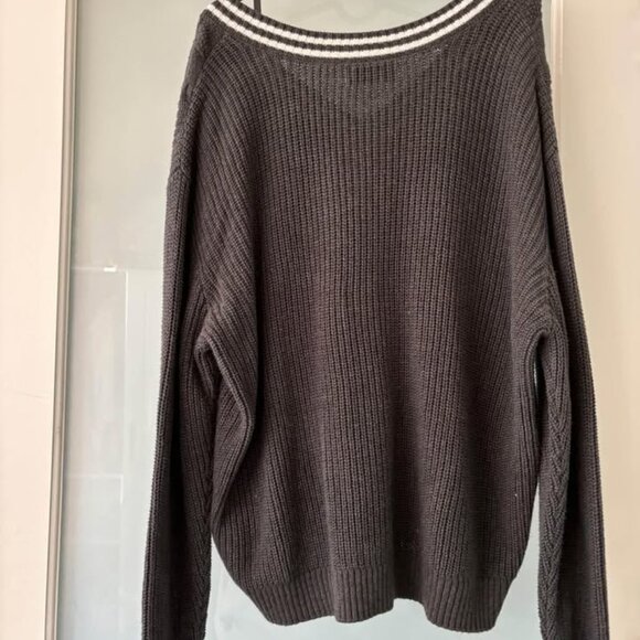 Hollister Grey V-Neck Sweater - Picture 4 of 4